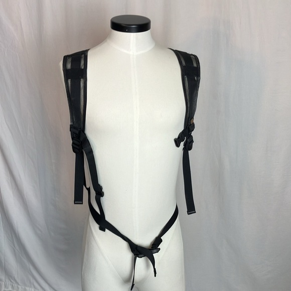 Nalgene red and black day use hiking bag - Picture 2 of 6